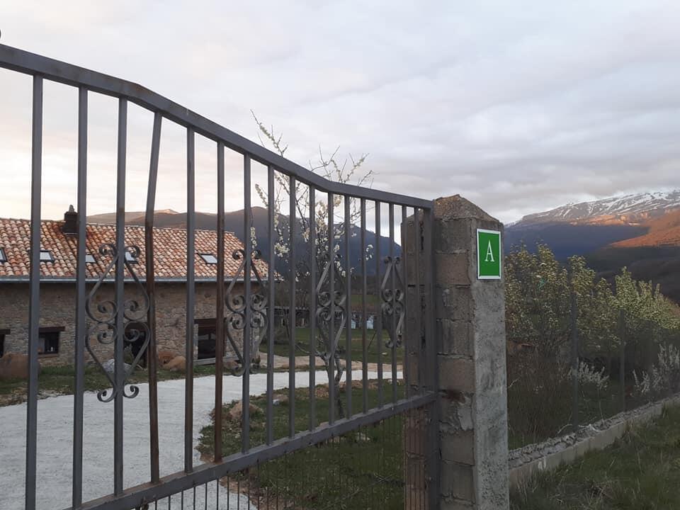 Albergue A'Noguera Castiello de Jaca Ngoại thất bức ảnh